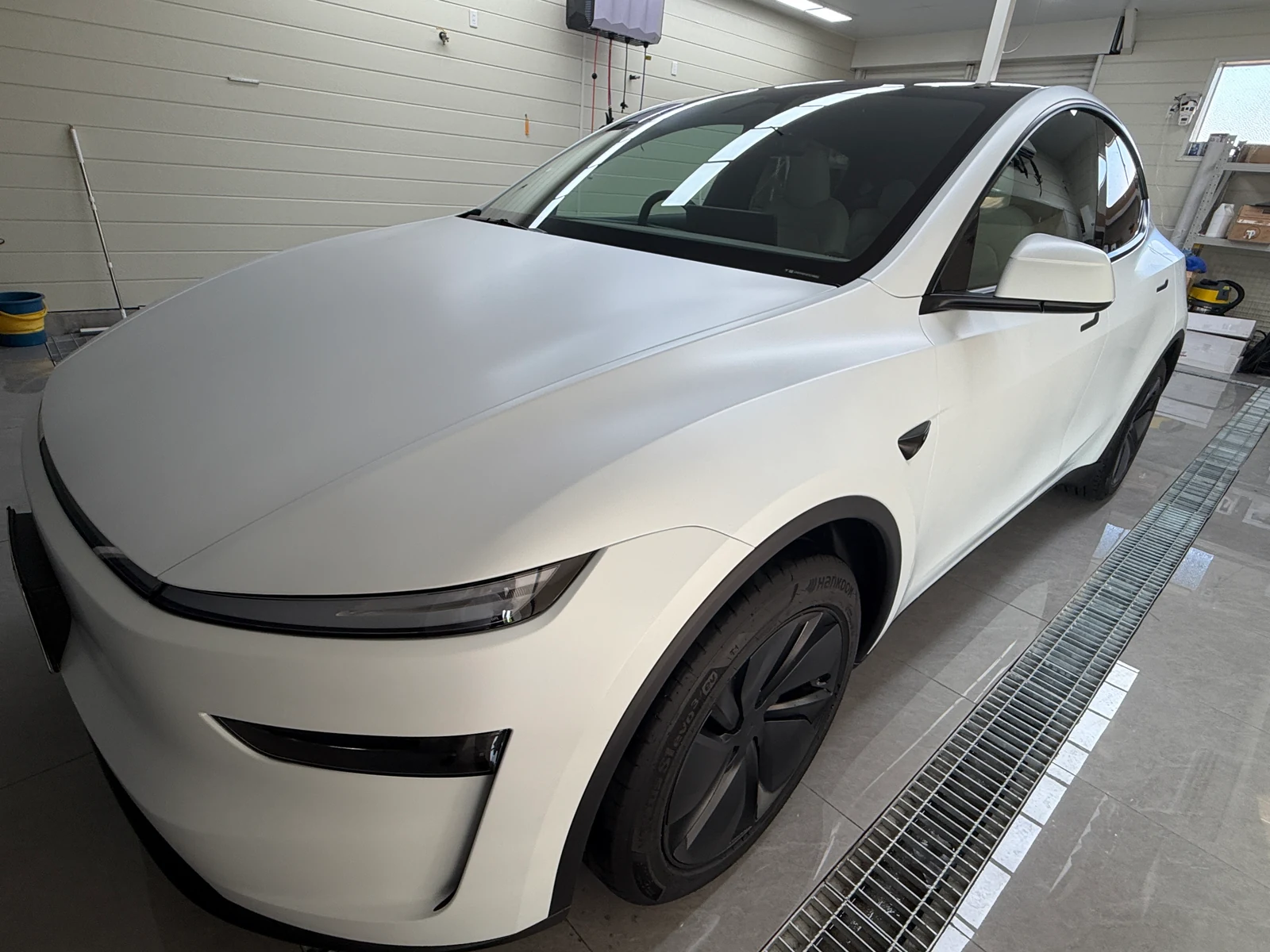 大阪市住之江区で透明サテンPPFを施工したパールホワイトのテスラ Model Y