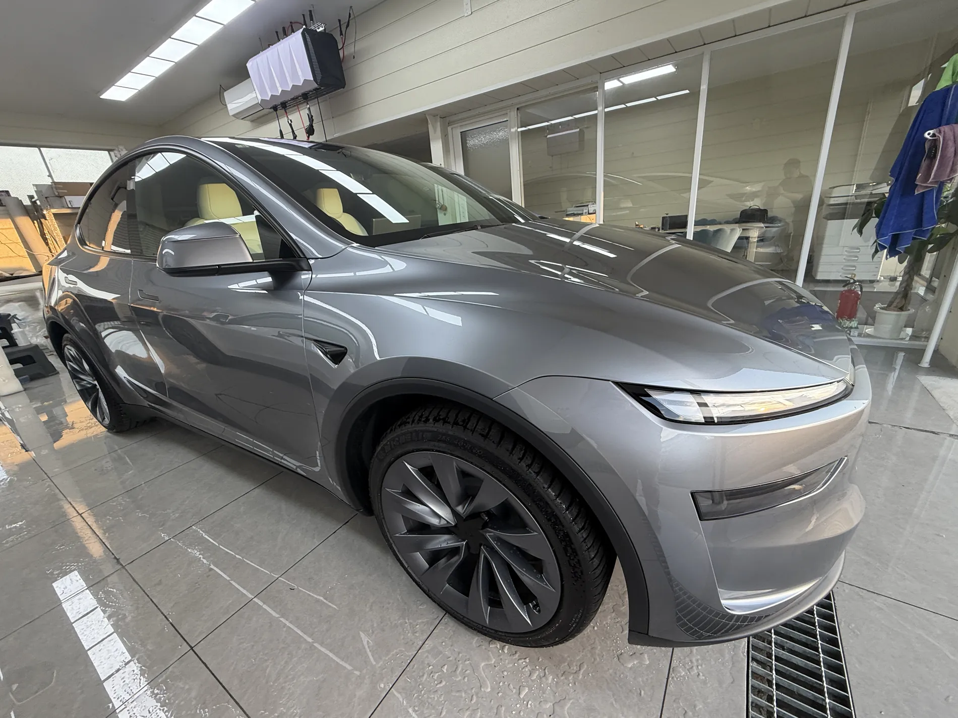 Tesla Model Y Quicksilver clear gloss PPF installation in Osaka by EISUI WRAP front three-quarter