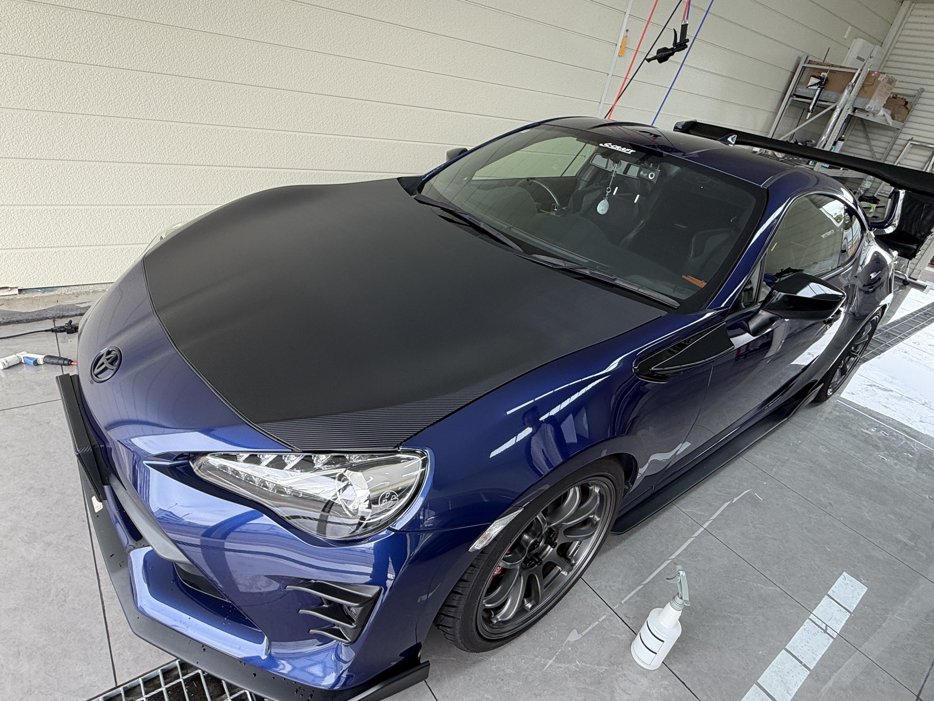 2020 Toyota 86 GT, front quarter 1, black carbon-look bonnet after wrapping