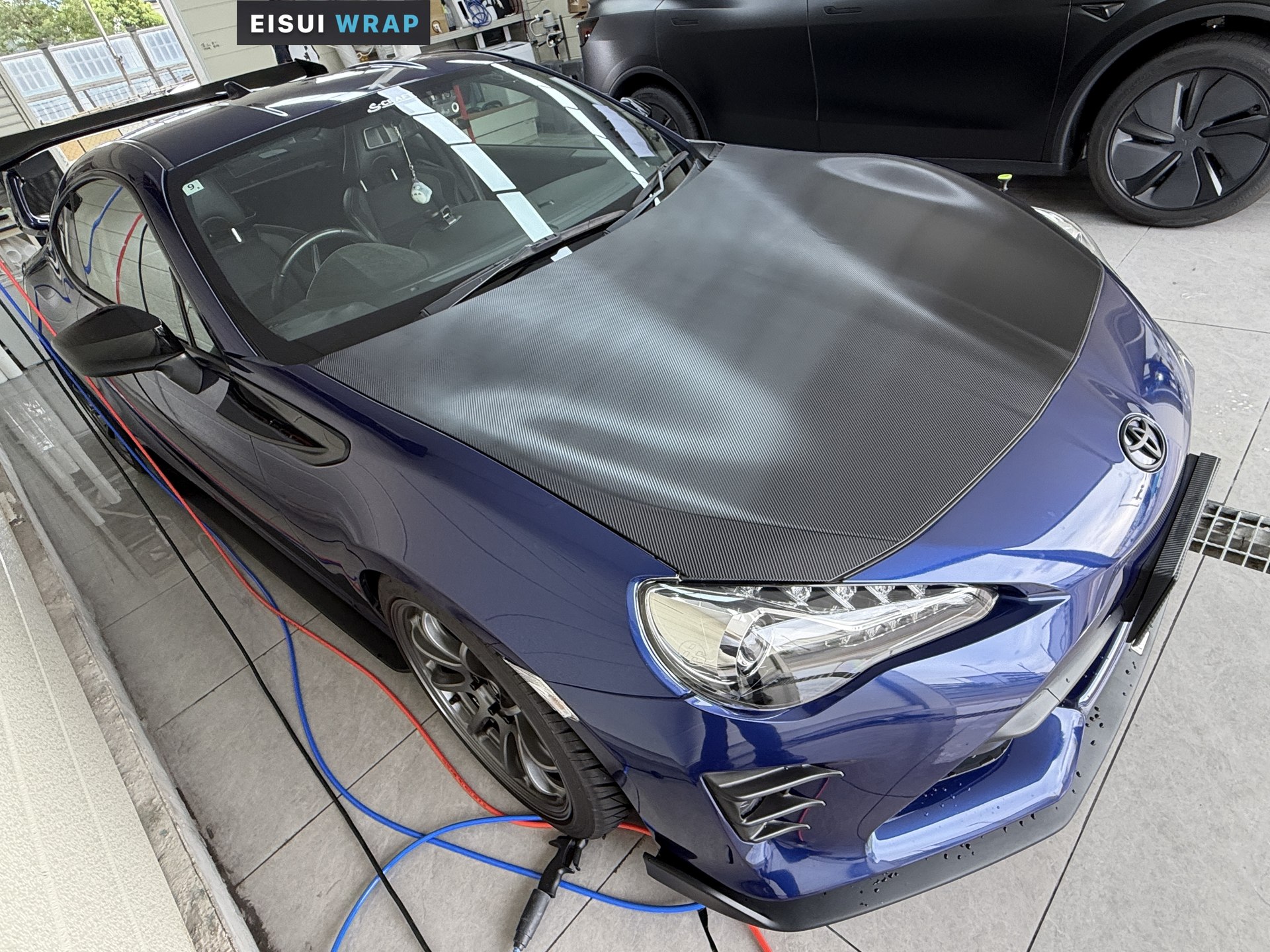2020 Toyota 86 GT, front quarter 2, black carbon-look bonnet after wrapping