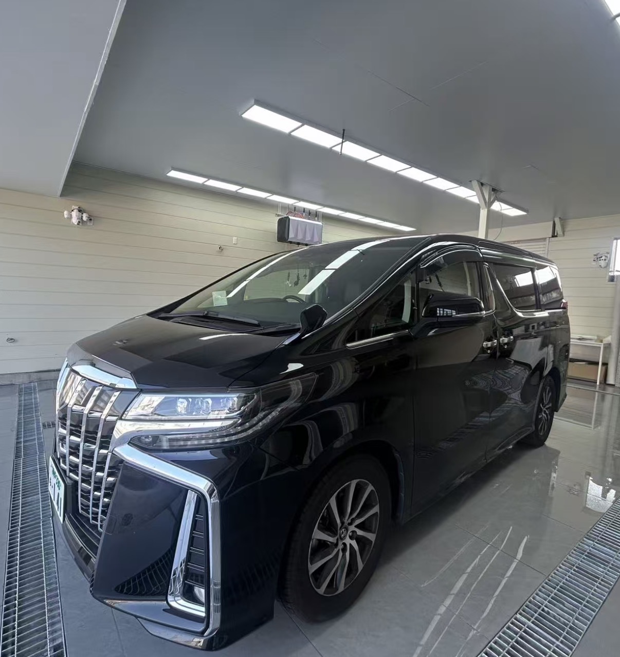 wrapping installation and finish detail of Toyota Alphard Pink Full Wrap by EISUI WRAP Osaka
