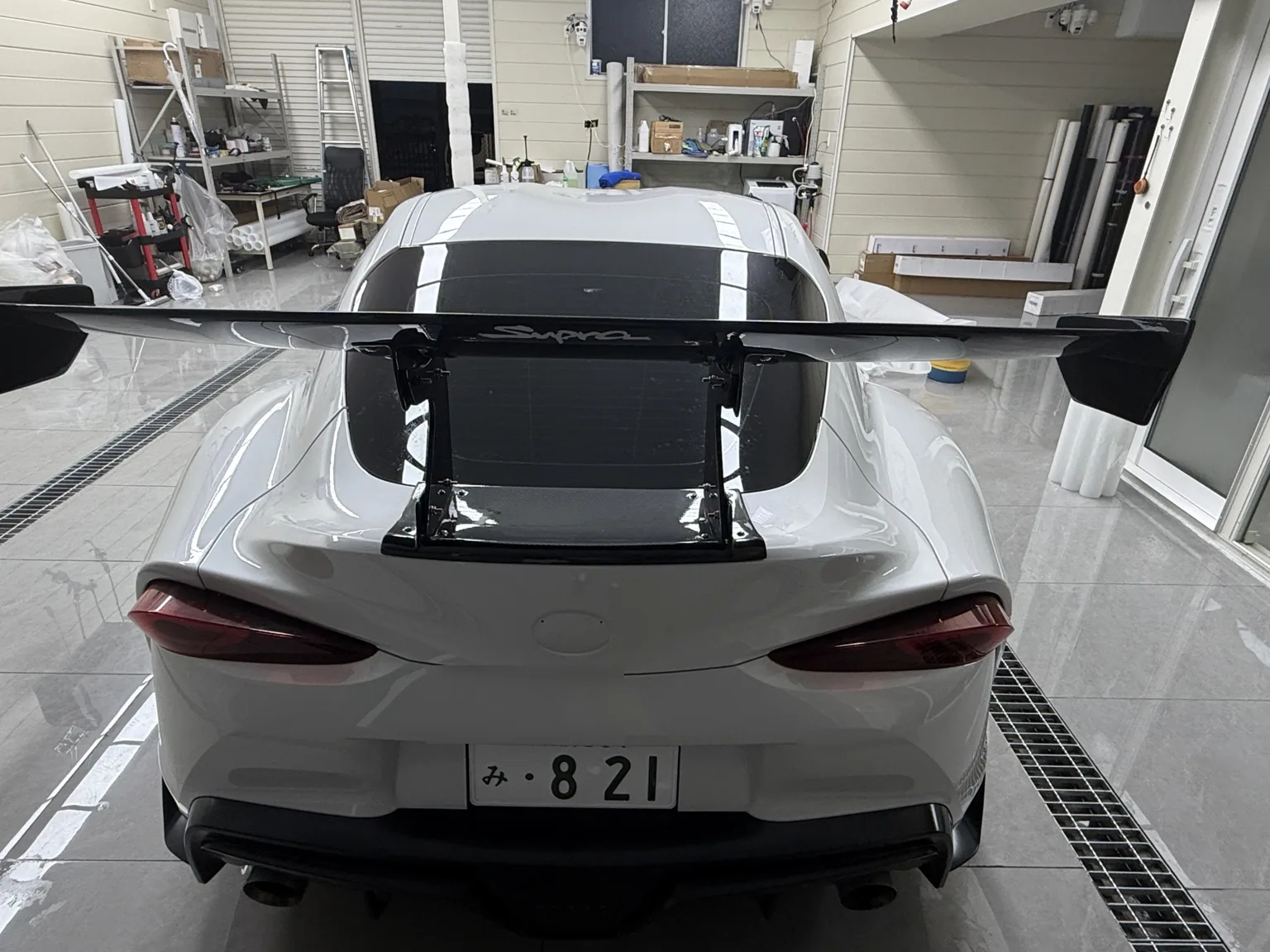 透明PPF施工後のGRスープラ リア 車両ナンバー処理済み